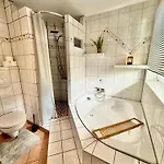 Haus Am Wald Mit Whirlpool, Garten, Kamin Und Voll Ausgestatteter Kueche 펜션 *