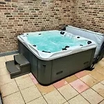 Haus Am Wald Mit Whirlpool, Garten, Kamin Und Voll Ausgestatteter Kueche