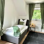 펜션 Haus Am Wald Mit Whirlpool, Garten, Kamin Und Voll Ausgestatteter Kueche