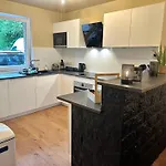Haus Am Wald Mit Whirlpool, Garten, Kamin Und Voll Ausgestatteter Kueche 펜션 *