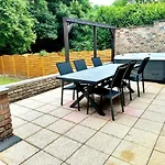 Haus Am Wald Mit Whirlpool, Garten, Kamin Und Voll Ausgestatteter Kueche 펜션