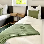 Haus Am Wald Mit Whirlpool, Garten, Kamin Und Voll Ausgestatteter Kueche 펜션