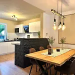 Haus Am Wald Mit Whirlpool, Garten, Kamin Und Voll Ausgestatteter Kueche 펜션