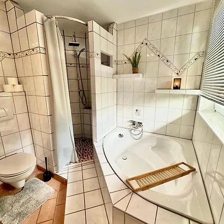 Haus Am Wald Mit Whirlpool, Garten, Kamin Und Voll Ausgestatteter Kueche Prázdninový dům *