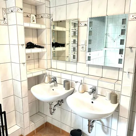 Haus Am Wald Mit Whirlpool, Garten, Kamin Und Voll Ausgestatteter Kueche Prázdninový dům *