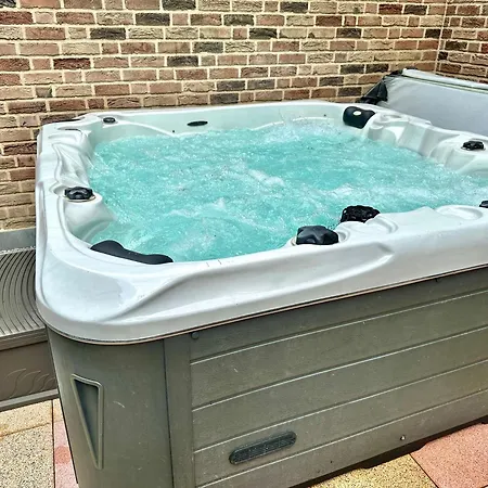 Haus Am Wald Mit Whirlpool, Garten, Kamin Und Voll Ausgestatteter Kueche